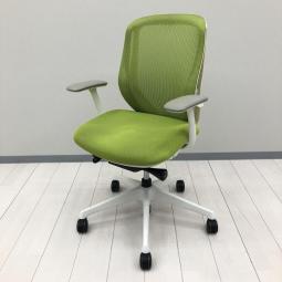 【前傾機能チェアの代名詞！背のカーブを変えられる新感覚のオフィスシーティング！】■オカムラ(okamura)製　シルフィー(Sylphy)チェア　肘付き　ローバック　背面メッシュ　■固定肘　■グリーン×ホワイトシェル　※フレーム日焼け有　【弊社使用欄：A01098230】
