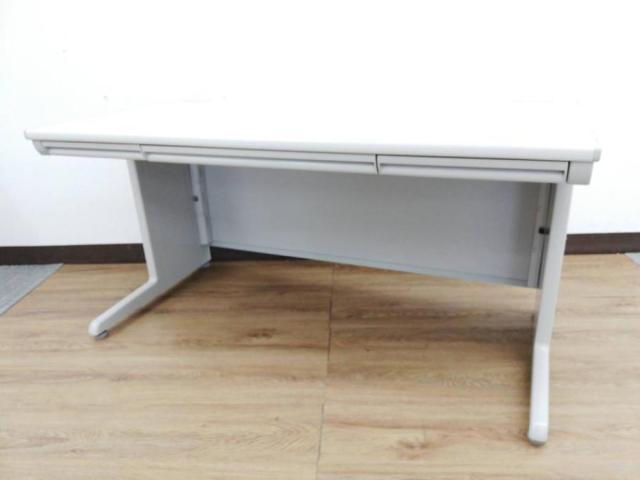 【在庫入替セール品！】図面作成やデュアルモニターのお客様へオススメ！広々使える140cm幅の平机入荷！
■オカムラ/SD/ニューグレー