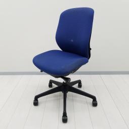 【人気シリーズ入荷！おすすめの前傾機能付きチェア！肘掛無しのフィット感のあるクロス仕様！】■オカムラ製　シルフィクロス　■肘無し　■ミディアムブルー×ブラックシェル【CU】【関東倉庫在庫品】【弊社使用欄：A01077096】