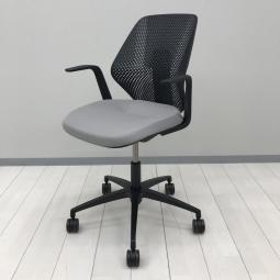 【オフィスに新しい風を吹き込むライトタスクチェア！腰回りをしっかりサポート！】■イトーキ(ITOKI)製　キュア(QuA)チェア　肘付き　ローバック　ミーティングチェア　■5本脚　■背面樹脂メッシュタイプ　■固定肘・昇降機能付き　■ライトグレー×ブラックシェル　【弊社使用欄：A01101402】