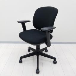 kokokara編集【シンプルなのに上質！フィット感が快適なコンパクトサイズのOAチェア！】■プラス(PLUS)製　プリセア(Presea)チェア　肘付　ローバック　クッションタイプ　■可動肘　■ブラック×ホワイトシェル×ブラック脚
