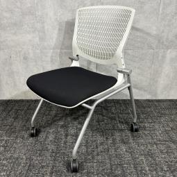 【ロット入荷】【中古】8142WR オカムラ「グラータ」ネスティングチェア！ブラック×ホワイトのツートンカラーで、会議室やミーティングスペースのアクセントにもおすすめです！/福岡で中古オフィス家具、オフィスチェアをお探しならオフィスバスターズ福岡博多店へお気軽にお問い合わせください！　#ネスティングチェア　#オフィスチェア　#中古オカムラ　#グラータ　#ブラックホワイト
