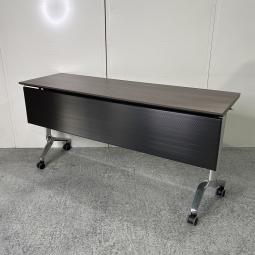 【フレキシブルに活躍する便利アイテム！軽量で使いやすい！スッキリ収納！】■コクヨ（KOKUYO）製　リーフラインシリーズ　サイドスタックテーブル　会議テーブル　ミーティングテーブル　W1500×D450×H720mm　■幕板パネル付　■天板：木目ダーク / 幕板：ブラック