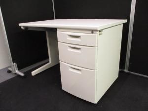 【ロット入荷】【中古】A01102094 イトーキ「CZデスク」片袖机 W1000！ホワイトカラーでオフィスに合わせやすく、デスクの増設や入れ替えにもおすすめです！/福岡で中古オフィス家具、オフィスデスクをお探しならオフィスバスターズ福岡博多店へお気軽にお問い合わせください！　#オフィスデスク　#片袖机　#中古イトーキ　#CZデスク　#ホワイト