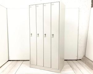 【個人の衣服や荷物をしっかり管理！使い勝手の良い4人用ロッカー】
■オカムラ/FZシリーズ/ライトスモーク　4人用更衣ロッカー　W900×D515㎜　シリンダー錠