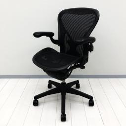 【オフィスチェアの最高峰！通気性や理想的な体重分散を実現したメッシュの張り地！】■ハーマンミラー(HermanMiller)製　アーロン(Aeron)チェア　Bサイズ　肘付　ハイバック　■背・座面メッシュ　■可動肘・ポスチャーフィット付き　■ブラック/620752　オフィスバスターズ　水戸サテライト　大子町　北茨城市　高萩市　日立市　常陸太田市　常陸大宮市　那珂市　東海村　ひたちなか市　城里町 水戸市　笠間市　茨城町　大洗町　小美玉市