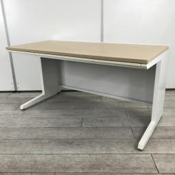 【在庫入替セール】【1台限定】【広々としたワークスペースで使いやすい！】■オカムラ（okamura）製　アドバンスシリーズ　平デスク　引き出し付　■W1400×D700×H720mm　■天板：ナチュラル木目柄/本体：ホワイト　■配線ダクト（T10）