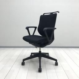 【操作レスな体重感応メカを搭載！理想的な座り心地を実現！着座者の体重に合わせて自動調整！】■イトーキ(ITOKI)製　エピオス(epios)チェア　肘付　ローバック　クロスバックタイプ　■サークル肘・ハンガー付き　■ブラック　【弊社使用欄：A01100803】