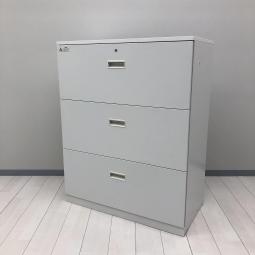 【在庫入替セール品！（本在庫限定価格）】【A4書類が大量に収納可能！】■共栄工業製　引出し型キャビネット　ローキャビネット　3段ラテラル書庫　W900xＤ450xＨ1130サイズ　■シリンダー錠　■ベース・ホワイト天板付き　■ホワイト　【弊社使用欄：A01078364】【HU】