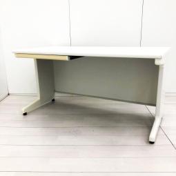 【幅広いワークスペースで作業効率アップ！スタンダードなデザインで使いやすい！】■プラス(PLUS)製　LA Deskシリーズ　平机　引出し付き(左側のみ）　W1400×D700㎜　■電源タップ　■ホワイト　※日焼け有 /594046 オフィスバスターズ　水戸サテライト　大子町　北茨城市　高萩市　日立市　常陸太田市　常陸大宮市　那珂市　東海村　ひたちなか市　城里町 水戸市　笠間市　茨城町　大洗町　小美玉市