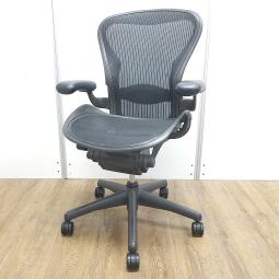 ハーマンミラー(HermanMiller)製　アーロン　ブラック　Bサイズ/ライト　肘付き(※テカリなし)　ハイバック　メッシュ　固定肘　ランバーサポート付き　世界的にも有名なワーキングチェア！　通気性や理想的な体重分散を実現したメッシュの張り地！　肘付きハイバックチェア！！