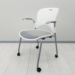 【スタイリッシュなミーティングチェアが入荷！樹脂メッシュ仕様のため手入れもしやすい！】■ハーマンミラー（Herman Miller）　ケイパー（Caper）チェア　ミーティングチェア　■キャスター付　■メッシュ　■ライトグレー×ホワイトシェル
