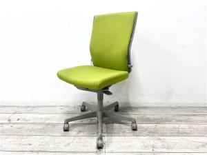【定価約10万円】【スタンダードクラスで人気上位の快適チェア】■オカムラ/エスクード　■イエローグリーン　ハイバック　長時間のデスクワークにもおすすめ。