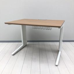 【奥行600㎜】【スタイリッシュなデザインと機能性を兼ね備えたシンプルデスク！横幅1000㎜のコンパクトサイズ！】■オカムラ(okamura)製　プロユニット(Pro Unit)シリーズ　平机　引き出し無　W1000×D600㎜　■ワイヤーダクト付き　■天板：木目調ブラウン　L字脚：ホワイト　【弊社使用欄：A01100653】【SH】