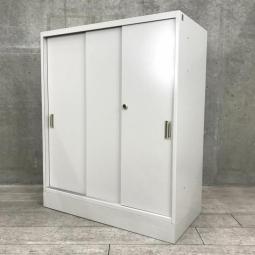 【真ん中も出し入れしやすい！】■オカムラ製　3枚引戸書庫　本体H1000mm＋ベース100mm　■スライド扉でスペースを有効活用！3枚引違い書庫！