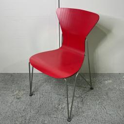 【個性が光るフォルム！おしゃれなスタッキングチェア！】■ウィスナーハーガー（wiesner hager）製　スタッキングチェア　肘無し　キャスター無し　■レッド　※塗装剥がれ混在　オフィスバスターズ　梅田本店