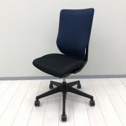 【コストパフォーマンスがいいチェア！】【操作レスな体重感応メカを搭載！理想的な座り心地を実現！着座者の体重に合わせて自動調整！】■イトーキ(ITOKI)製　エピオス(epios)チェア　肘無ハイバック　クロスバックタイプ　■背面：ネイビーブルー/座面：ブラック　【弊社使用欄：A01096824】