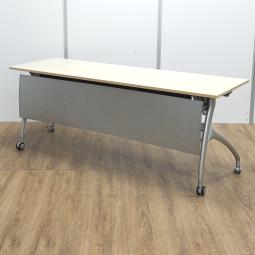 【訳あり品：キャスター欠け、天板キズ】イトーキ製　リリッシュ　木目ナチュラル　 W1800xD600xH700サイズ　幕板付き　しなやかな曲線デザインの便利な折り畳みテーブル！　サイドスタックテーブル！！※訳あり商品のため、保証対象外品になります。