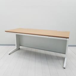 【大きめサイズでマネージャー用デスクとしてもオススメ！】■オカムラ(okamura)製　アドバンス(ADVANCE)シリーズ　平机　W1600㎜　配線タップ式　引き出し付　■木目ナチュラル　※幕板内側に傷あり
