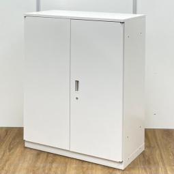 イトーキ製　シンライン　ホワイト　W900xD450xH1120サイズ　シリンダー錠　天板付き　オフィスの定番！　大きく開いて見やすい両開き書庫！　ローキャビネット　両開き書庫！！