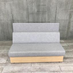 【ABW商材！　すっきりとしたデザインで多様なシーンに対応できるワイヤードソファーが入荷！】■コクヨ（KOKUYO）　デイズバウンダリー ワイヤードソファ / DAYS BOUNDARY wired sofa　■スタンダードタイプ　パネル付き　2～3人掛け　■W1500×D800×H1200（SH440）㎜　■グレー≪リクルーティング・採用強化≫≪モチベーションUP・やる気向上≫≪ウェルビーイング≫