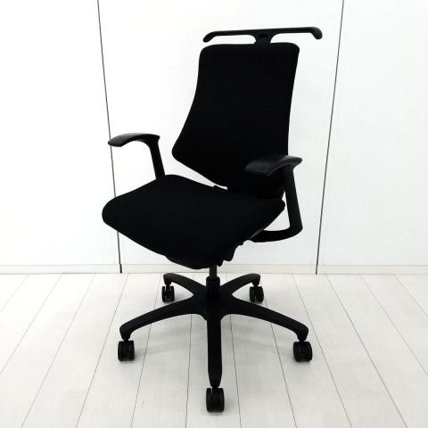 【姿勢の変化にフレキシブルに対応!座り心地も抜群な高機能チェア!】■イトーキ(ITOKI)製 ■エフクロスチェア 肘付き ローバック ■固定肘 ■コートハンガー付き ■ブラック /604216 オフィスバスターズ 水戸サテライト 水戸市、日立市、ひたちなか市、鹿嶋市、神栖市、牛久市、古河市、結城市、東海村、つくば市