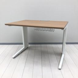 【奥行600㎜】【スタイリッシュなデザインと機能性を兼ね備えたシンプルデスク！横幅1000㎜のコンパクトサイズ！】■オカムラ(okamura)製　プロユニット(Pro Unit)シリーズ　平机　引き出し無　W1000×D600㎜　■ワイヤーダクト付き　■天板：木目調ブラウン　L字脚：ホワイト　【弊社使用欄：A01100653】【SH】
