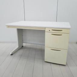 【在庫入替セール品】オカムラの超定番シリーズ！袖一体型で書類をたっぷり収納可能！
■オカムラ/SD-Vシリーズ/ホワイト　※日焼有　片袖机　W1200mm×D700mm　■シリンダー錠