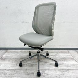 【身体に合わせて背もたれを調整！シンプルで洗練されたシルフィーチェア！】

■オカムラ製　シルフィーチェア　ハイバック　肘なし　ライトグレー
■バックカーブアジャスト機構を搭載し、背もたれのカーブを体格に合わせて調整可能。背中をしっかり支えるハイバック仕様で、長時間のデスクワークにもおすすめ！
■明るいライトグレーがオフィス空間にすっきりと馴染み、肘なしタイプでデスクにも収めやすい1脚。オフィスチェア・OAチェア・事務椅子・デスクチェア・ワークチェアをお探しの方にもおすすめです！【okamura Sylphy】