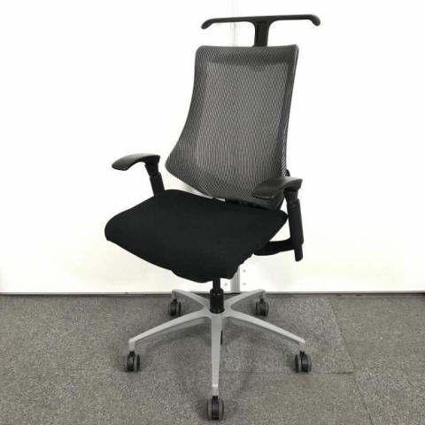 【姿勢の変化にフレキシブルに対応する高機能メッシュチェア！】■イトーキ製　エフメッシュシリーズ　肘付ハイバック　■可動肘　■背面メッシュ (ストライプレイヤー)　■ハンガー付き　■ブラック【入替セールにつき20%OFF！】