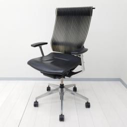 【在庫入替セール品!(本在庫限定価格)】【上質を求める本格派にオススメ!最先端の人間工学から生まれた座り心地!大きな背もたれでリラックス!】■イトーキ(ITOKI)製 スピーナ(Spina)チェア 肘付ハイバック ■固定肘・ハンガー付き ■座面:革張り / 背面:エラストマータイプ ■ブラック 【弊社使用欄:A01079987】【HU】