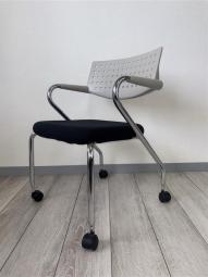 【スマートに移動できる洗練されたミーティングチェア】■ヴィトラ(VITRA)■ビザロール ■積み重ね収納可能 ■4本脚 ■キャスター付き