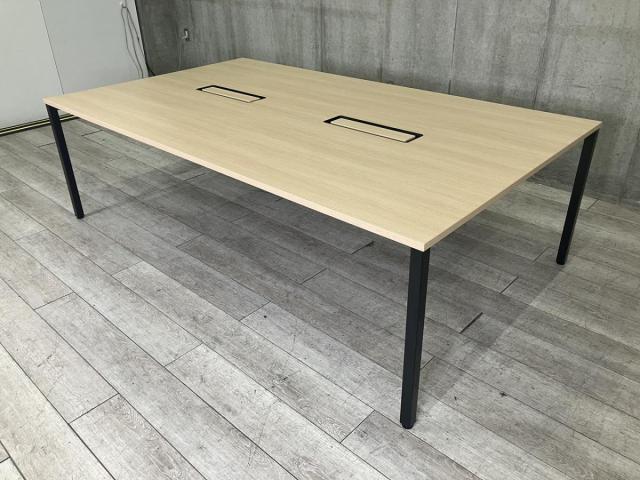 【10/27(火)入荷予定商品!】【2023年製】【シンプルで洗練されたデザインが特徴のミーティングテーブル・ワークテーブル!】■オカムラ(okamura)製 アプションフリー(aption Free)シリーズ W2400×D1400×H720mm ■配線カバー付き ■木目ナチュラル×ブラック脚≪リクルーティング・採用強化≫≪モチベーションUP・やる気向上≫≪ウェルビーイング≫