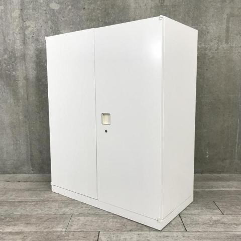 ※取っ手部分に日焼けがあります【オフィスの書類をスッキリ整理！オカムラの人気シリーズ書庫！取っ手がどの方向からでも開くマルチハンドル】■オカムラ（okamura）製　レクトライン　■両開き書庫　ローキャビネット　■シリンダー錠　■ホワイト　【弊社使用欄：A01098229】