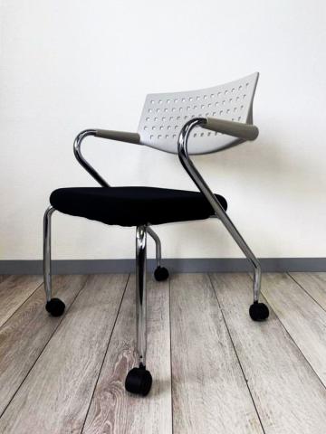 【スマートに移動できる洗練されたミーティングチェア】■ヴィトラ(VITRA)■ビザロール ■積み重ね収納可能 ■4本脚 ■キャスター付き/623862 オフィスバスターズ 水戸サテライト 大子町 北茨城市 高萩市 日立市 常陸太田市 常陸大宮市 那珂市 東海村 ひたちなか市 城里町 水戸市 笠間市 茨城町 大洗町 小美玉市