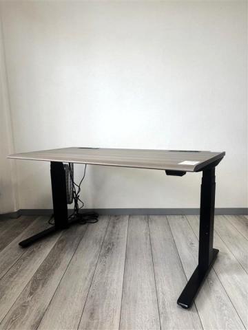 【電動で高さ調整可能・立ち姿勢を取り入れた新しいワークスタイルへ!】■オカムラ(okamura)製 ■スイフト(Swift)シリーズ ■電動昇降デスク ■昇降テーブル ■平机 ■W1350×D680× H720 ■配線口付 ■天板:ナチュラル ■脚:ブラック/623881 オフィスバスターズ 水戸サテライト 大子町 北茨城市 高萩市 日立市 常陸太田市 常陸大宮市 那珂市 東海村 ひたちなか市 城里町 水戸市 笠間市 茨城町 大洗町 小美玉市