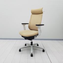 【関西倉庫在庫品】【シンプルなデザインと快適な座り心地を誇る人気チェア！通気性の良いメッシュ仕様！テレワークにも最適！】■コクヨ(KOKUYO)製　 ミトラ(Mitra)チェア　肘付き　■背面メッシュ　■ヘッドレスト付き・ハンガー付き　■ソフトベージュ