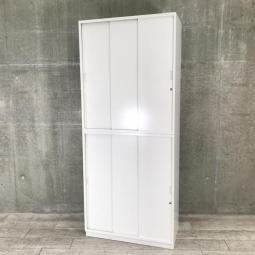 人気の高い3枚引き違いタイプのセットキャビネットが入荷！導線を邪魔しない引き戸！
■イトーキ/シンライン/ホワイト　【弊社使用欄：A01073402】