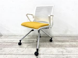【定価約8万円】【省スペースに収納できる高品質なミーティングチェア！】■オカムラ/クリール　座面　マスタード　背面ホワイト　デザインに凝りたい方にもおすすめ！