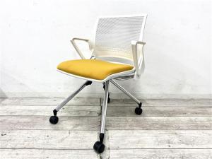 【定価約8万円】【省スペースに収納できる高品質なミーティングチェア！】■オカムラ/クリール　座面　マスタード　背面ホワイト　デザインに凝りたい方にもおすすめ！