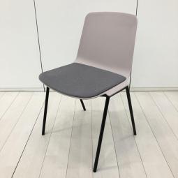 【ヨーロッパ生まれのシンプルデザイン！】■オカムラ（Okamura）製　プック（Puc）チェア　ミーティングチェア　スタッキングチェア　カフェ　ラウンジ　■座パッド：グレー　シェル：ペールピンク【CUL11】【関東倉庫在庫品】【弊社使用欄：A01090855】