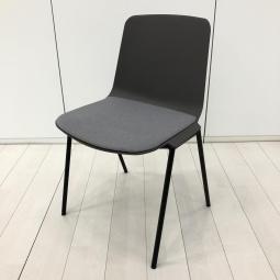 【ヨーロッパ生まれのシンプルデザイン！】■オカムラ（Okamura）製　プック（Puc）チェア　ミーティングチェア　スタッキングチェア　カフェ　ラウンジ　■座パッド：グレー　シェル：グレー【CUL11】【関東倉庫在庫品】【弊社使用欄：A01090856】