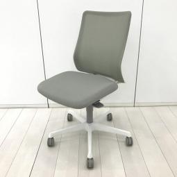 【オカムラ社の独自開発が詰まった座り心地と長時間作業に適した一脚！】■オカムラ（Okamura）製　フル―エント（Fluent）　ローバックチェア　■座面：クッション　背面：メッシュ　■肘無し　樹脂脚　ナイロンキャスター（カーペット向け）■ライトグレー×ホワイトシェル【CUL11】【関東倉庫在庫品】【弊社使用欄：A01080394】