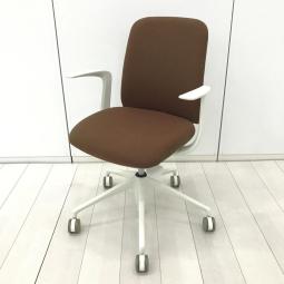 【現行モデル】【オフィスにはもちろん！ご自宅でも似合うコンパクトなワークチェア！】■オカムラ（OKAMURA）製　ライブスエントリーチェア（Lives Entry Chair）　■デザインアーム（固定肘）■張地：ツイル生地　■ブラウン×ホワイトフレーム【CUL11】【関東倉庫在庫品】【弊社使用欄：A01078716】