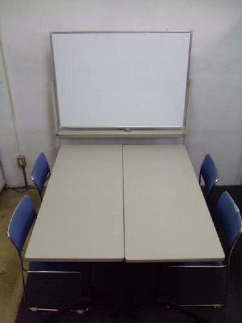 【お得なセット入荷】■セットで9450円offの税込み29400円です。　■　脚付ホワイトボード＋スタックテーブル2台+チェア4脚セット！！　【セット商品】
                                    中古
            