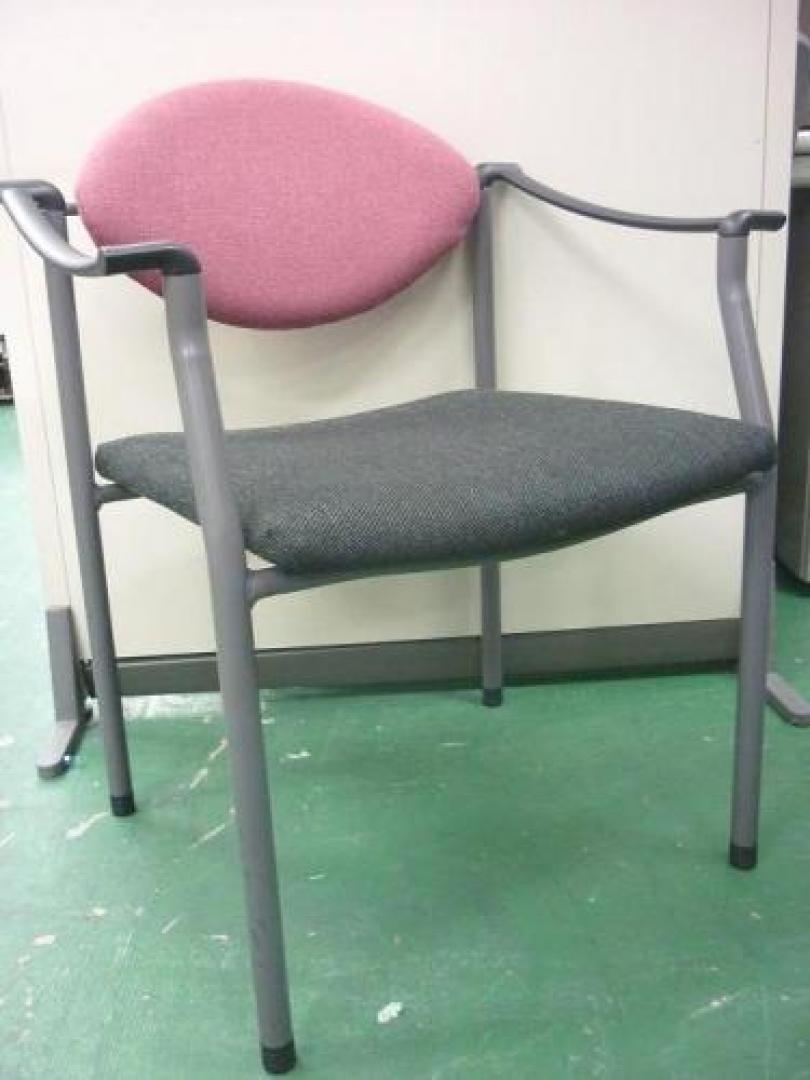 ◆ツートンカラーの赤と黒◆
メーカー一流・おしゃれデザイン♪【会議チェア】
                                    中古
            