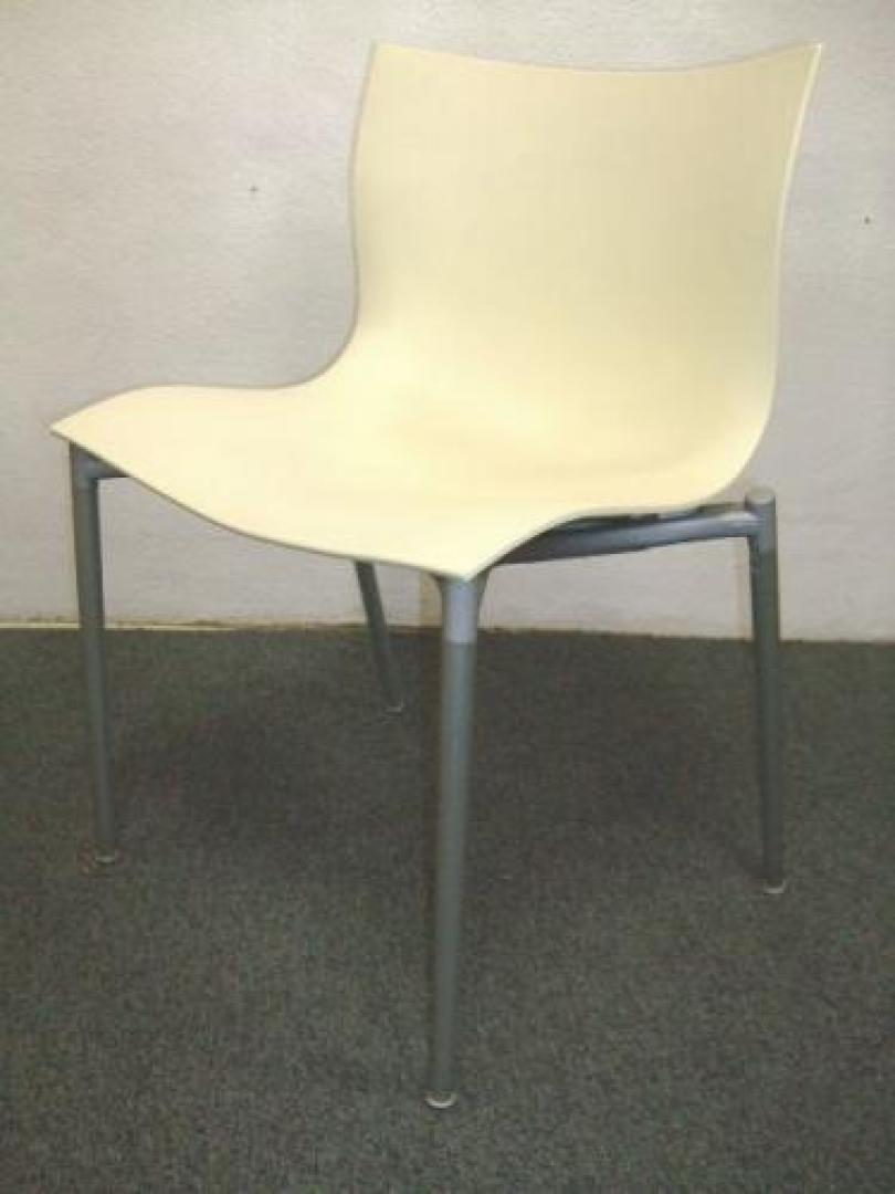 【10月のお祭り騒ぎ!!お洒落チェアを2100円→840円に緊急値下げ】■メーカー：driade　ドリアデ　■ネーム：Cameleon (カメレオン)　■タイプ：スタッキングチェア　【おつとめ品】【会議チェア】
                                    中古
            