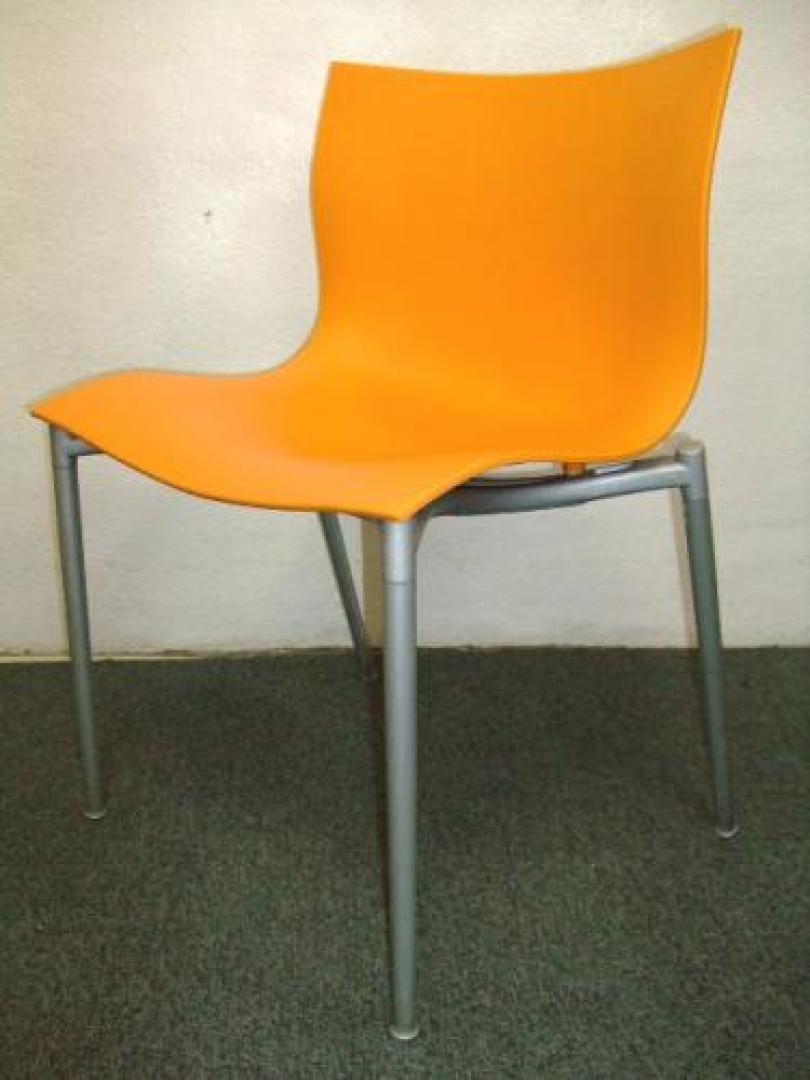 【一味違った家具をお届け】■メーカー：driade　ドリアデ　■ネーム：Cameleon (カメレオン)　■タイプ：スタッキングチェア　■カラー：オレンジ・ホワイトの二種類【会議チェア】
                                    中古
            