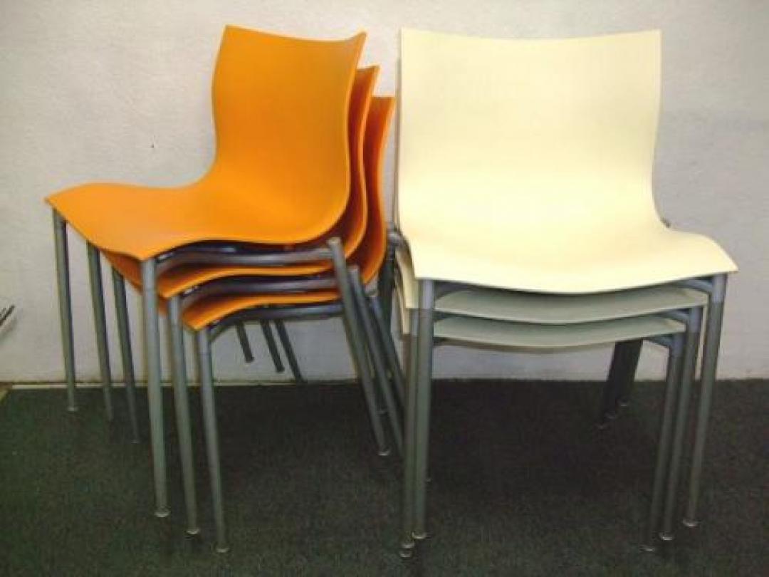 【デザイナーズ家具がセットで2900円offの税込み16000円】■メーカー：driade　ドリアデ　■ネーム：Cameleon (カメレオン)　■タイプ：スタッキングチェア　■カラー：オレンジ・ホワイトの二種類　【セット商品】【会議チェア】
                                    中古
            