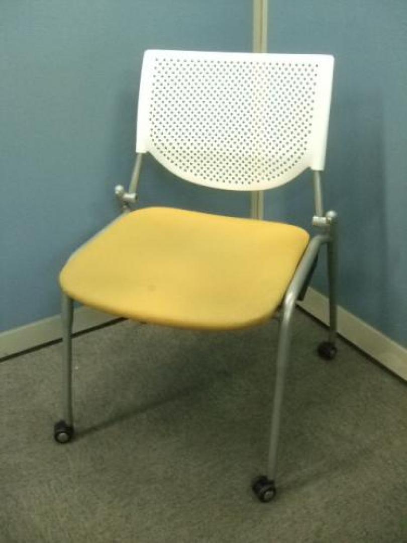 オカムラ製■プロスタック■座面オレンジ・背もたれホワイト■座面シミ等ある物も多いためお安くご提供！【会議チェア】
                                    中古
            